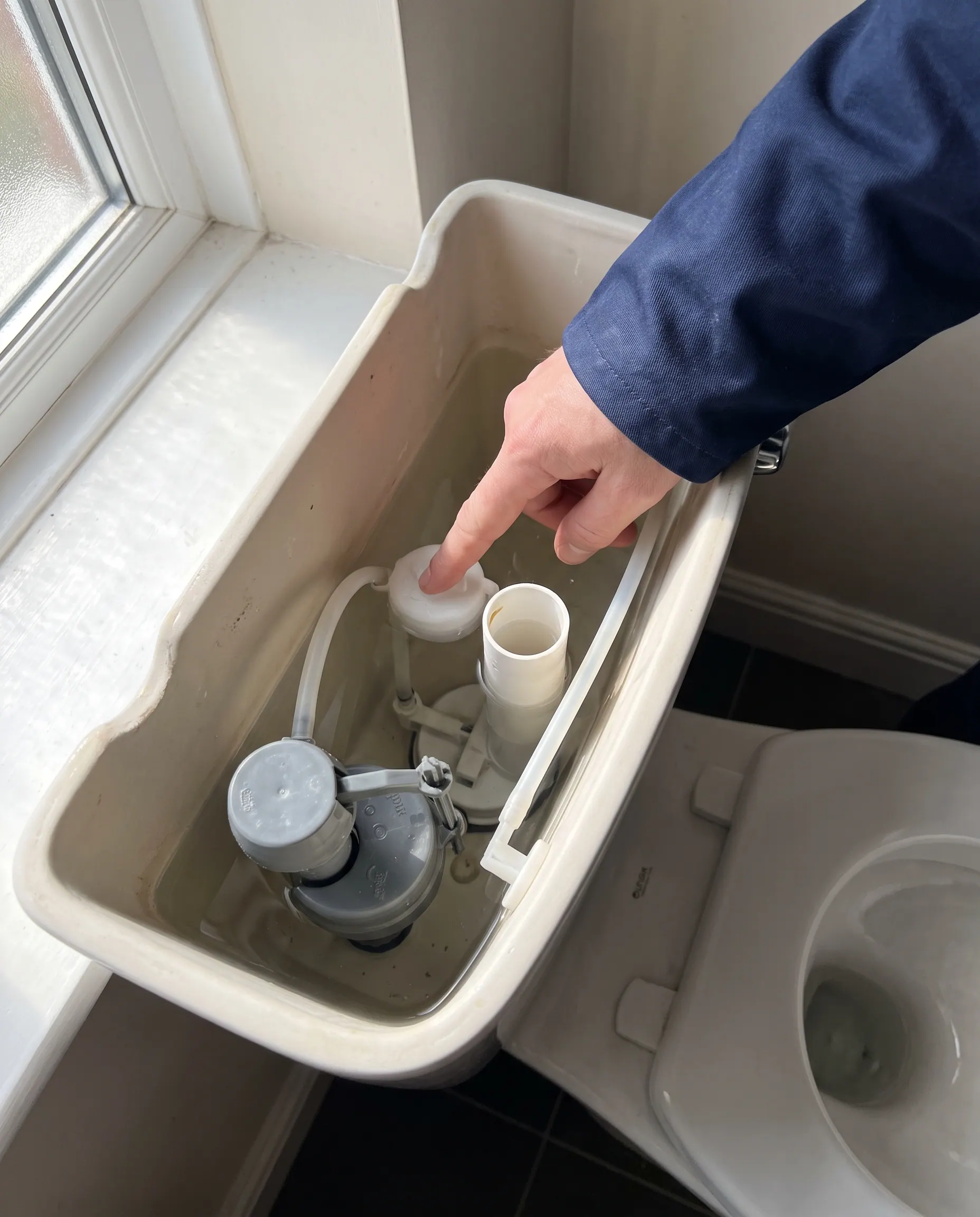 Vlotter in een toiletreservoir wordt lager afgesteld